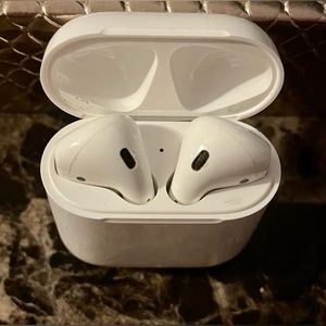 AirPods (with lightening charging case) (second generation)